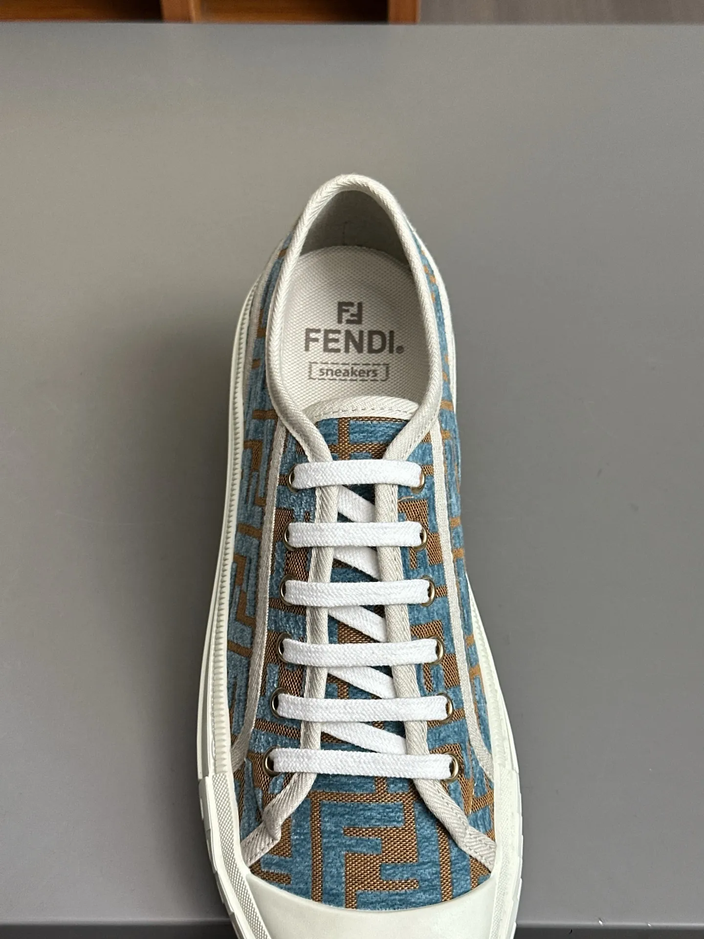 Men's shoes 💰580 FENDI Match men's lace-up sneakers. ♞size; couple size 35-40 (women) 39~45 (men) This item is from the Stefano Pilati design series. It is made of black leather and decorated with gray leather details. Rubber sole with FENDI on the side. Material: 100% calfskin, lining: 70% polyester, 27% nylon, 3% spandex